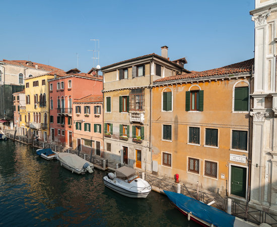 Canale di Cannaregio con facciate veneziane e barche ormeggiate